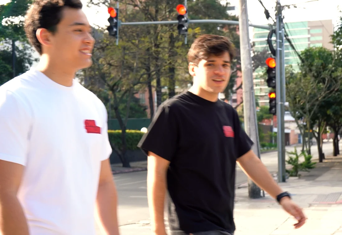 Andrés y Nico caminando por la ciudad con las playeras de One Trillion